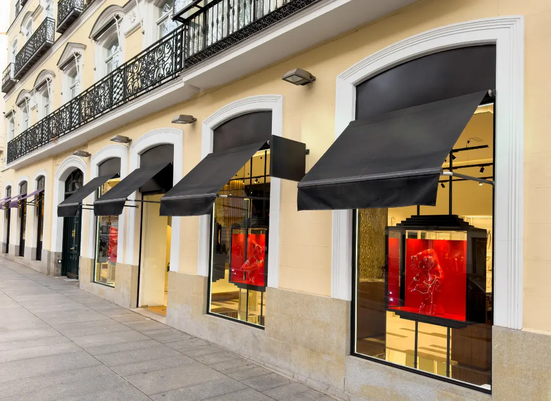 Façade vitrine de magasin en aluminium sur mesure à Darnétal